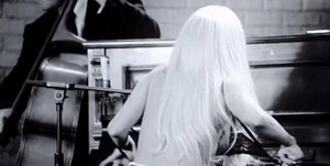 Lady Gaga canta topless Lady Gaga Topless
