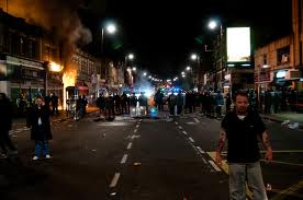 Tinerii au devastat magazine si au incendiat masini in Londra Tottenham fights