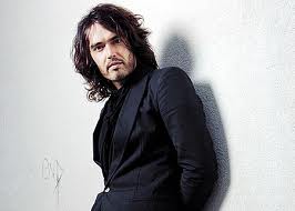 Russell Brand in compania unei brunete Russell Brand