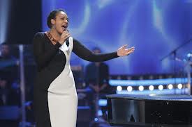 Castigatoarea de la Vocea Romaniei este Julie Mayaya Julie Mayaya