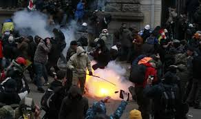 Cel puţin 100 de morti in urma violentelor din Kiev Revolutie la Kiev