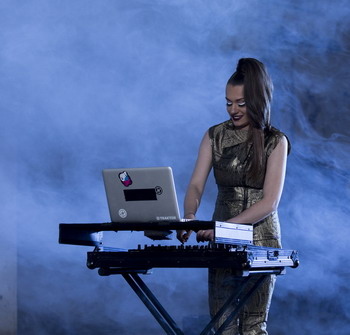 Soundland si Alexandra Unugreanu lanseaza „Atat de Usor”