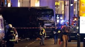 Cel care a provocat atentatul din Berlin este cautat inca de politie